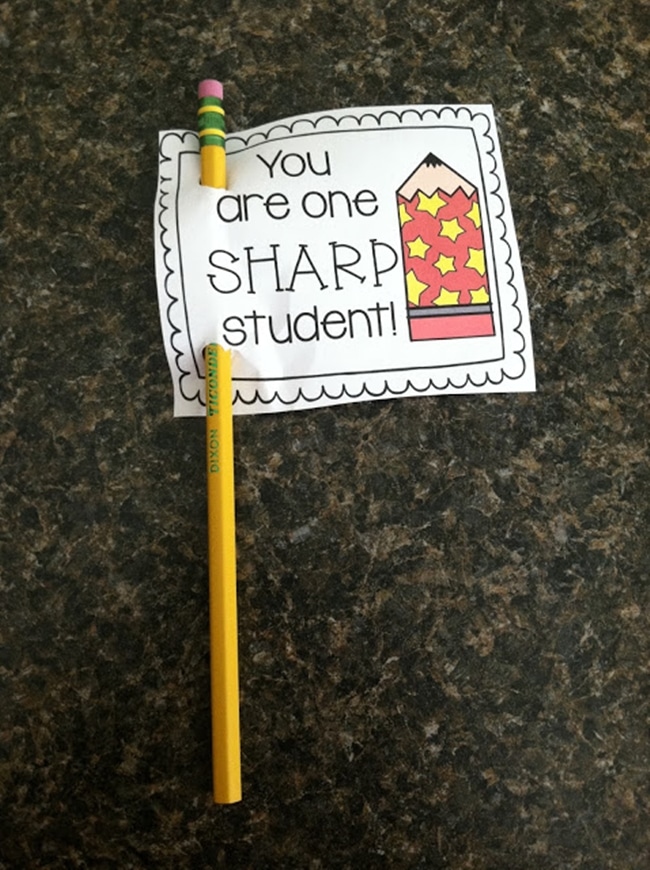 Teach Junkie: 31 creative back to school treats for students {printables} - Pencil flag printable Teach Junkie: 31 creative back to school treats for students {printables}